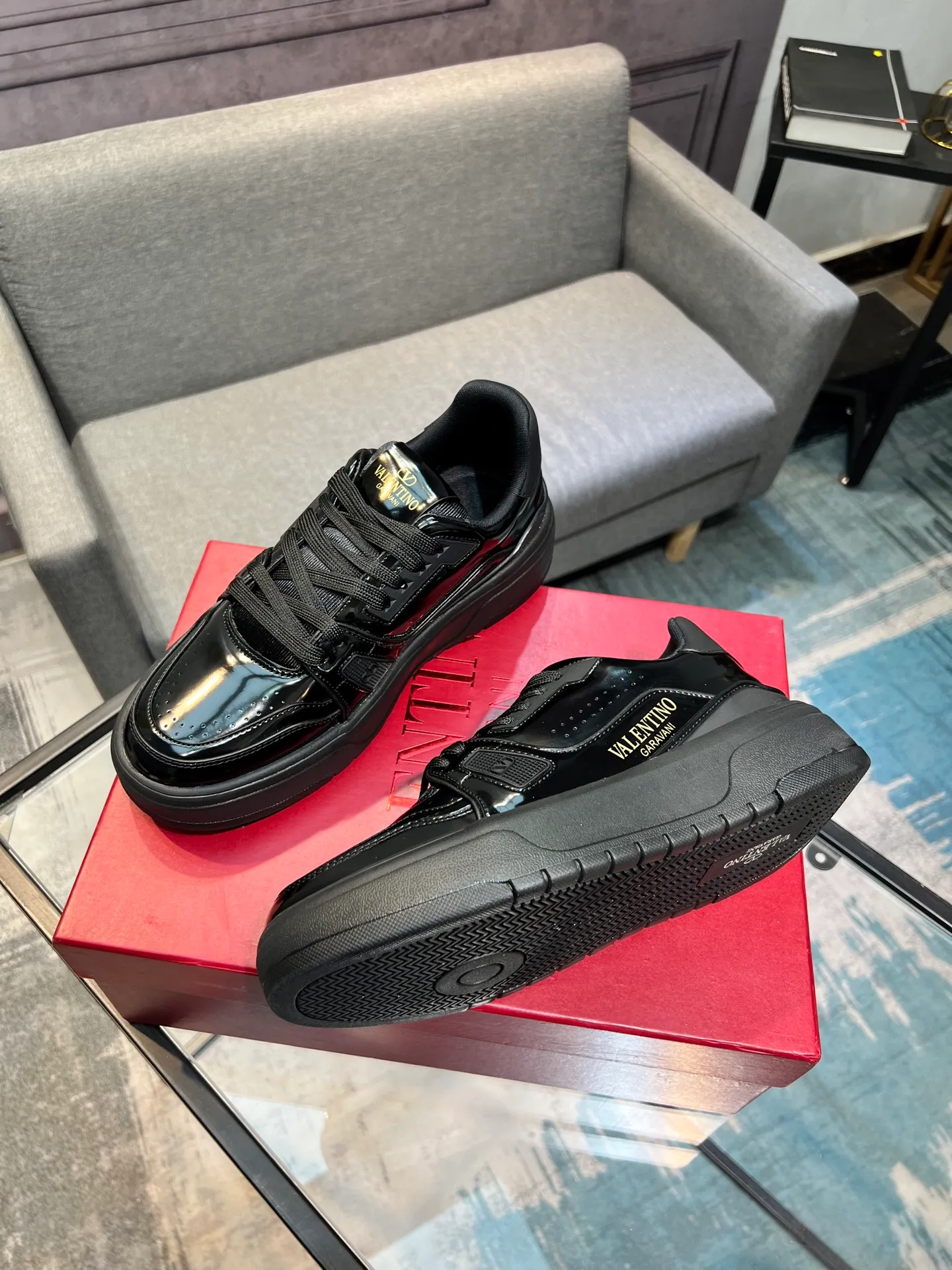 Men's men's shoes 💰660 𝑽𝒂𝒍𝒆𝒏𝒕𝒊𝒏𝒐 Valentino 𝑶𝒏𝒆𝑺𝒕𝒖𝒅 Couple's sneaker series Valentino 2025 latest couple's sneakers, celebrity style, hot sale. The original ZP was purchased and dismantled. Repeated pattern making and modification. I strive to restore the original version 1:1! Top luxury masterpiece, soft and comfortable, combining fashion and leisure, bringing excellent elegant texture and excellent on-foot comfort. Top purchase version upper: imported calfskin surface/original oil edge craftsmanship. Inner: water-dyed cowhide lining. Outsole: original development 𝐓𝐏𝐔 two-color combination outsole. Packaging: original configuration complete package. Code number: 35-44 yards. 34.45 can be customized. Can be customized (self-labeled-no label) order.